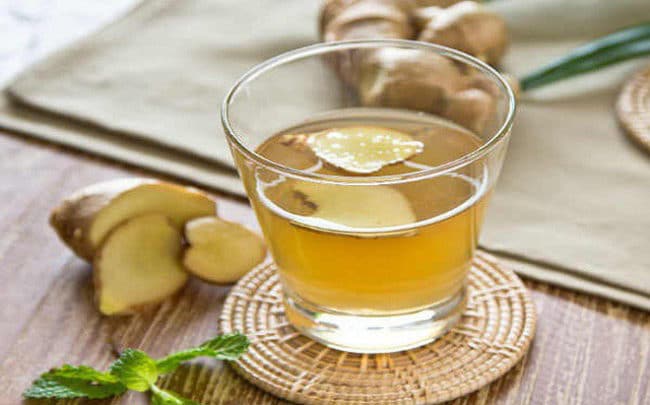 nước gừng nóng với mật ong giúp giã rượu