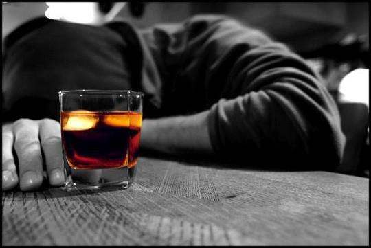 khi uống rượu bia quá chén