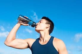 nên uống đủ 2 lít nước mỗi ngày